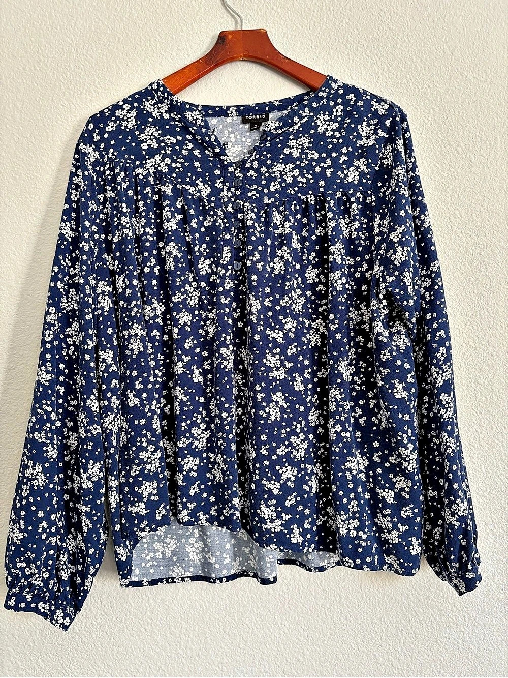 TORRID Floral Blouse in Blue & White Size 1